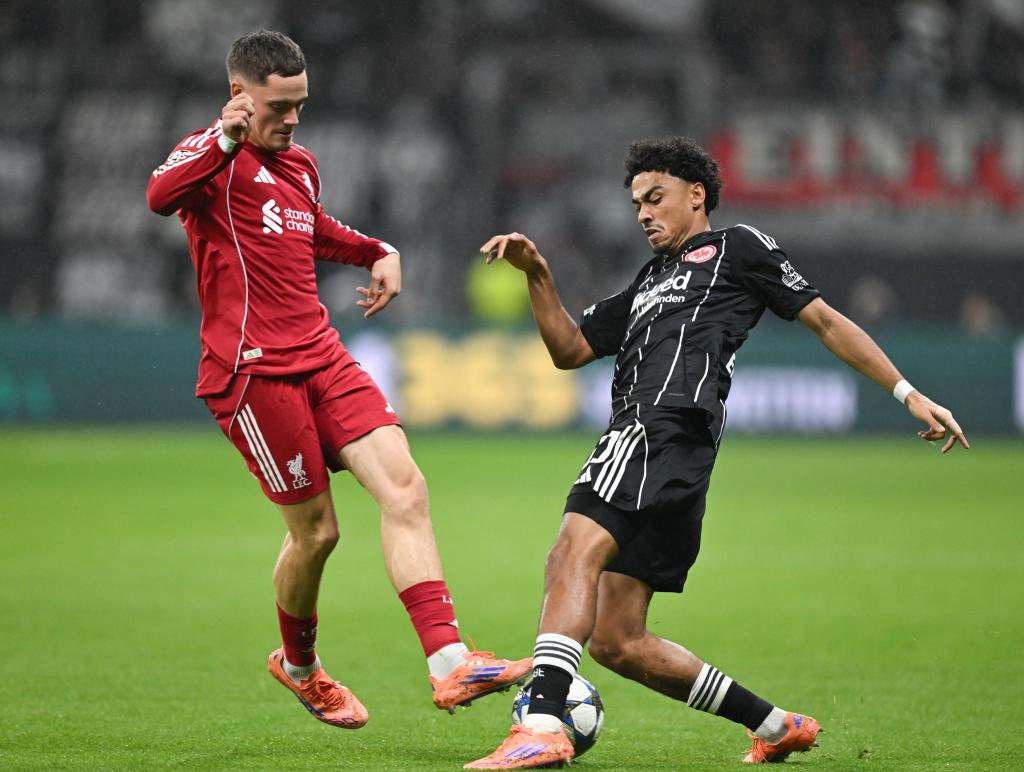 Spielte sich selbst aus und Eintracht Frankfurt um Nathaniel Brown (r) noch tiefer in die Krise: Liverpools Florian Wirtz (l). - Foto: Arne Dedert/dpa