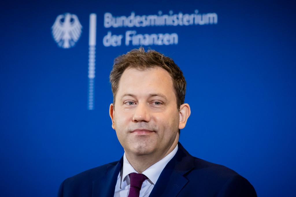 Klingbeil sieht keine Chance für zusätzliche Wünsche seiner Kabinettskollegen. - Foto: Christoph Soeder/dpa
