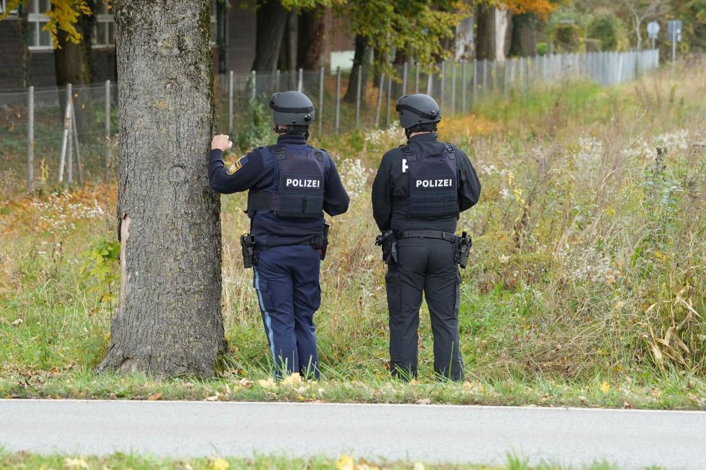 Polizisten ermittelten am Tag nach dem Vorfall zur Ursache und dem genauen Hergang. - Foto: Lars Haubner/News5/dpa