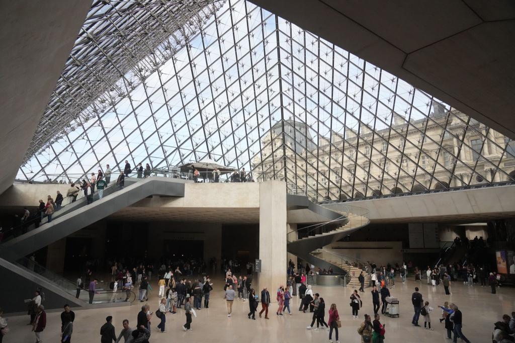Das Alarmsystem im Louvre hat während des spektakulären Einbruchs funktioniert (Archivbild). - Foto: Thibault Camus/AP/dpa