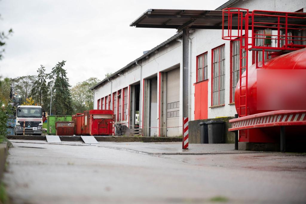 Erneut war die Polizei im Fall des toten Fabian in der Region Güstrow sichtbar aktiv. - Foto: Philip Dulian/dpa