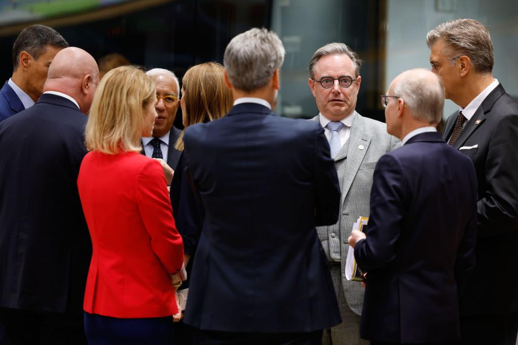 Der belgische Premierminister Bart De Wever forderte beim Gipfel Sicherheiten und gab letztlich auch sein OK. - Foto: Geert Vanden Wijngaert/AP/dpa