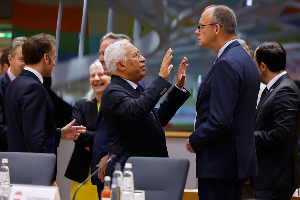 EU-Ratspräsident Costa muss beim Gipfel eine Äußerung des Kanzlers zurechtrücken. - Foto: Geert Vanden Wijngaert/AP/dpa
