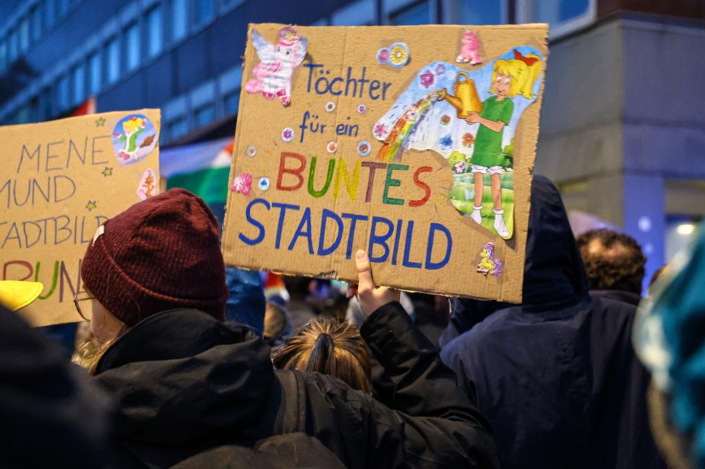 Recht gaben dem Kanzler deutlich mehr Ältere als Jüngere. - Foto: Alex Talash/dpa