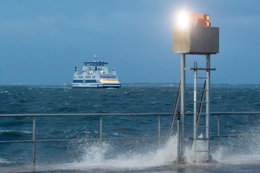 Das stürmische Wetter sorgte vor allem an der Nordseeküste für orkanartige Böen. - Foto: Bodo Marks/dpa