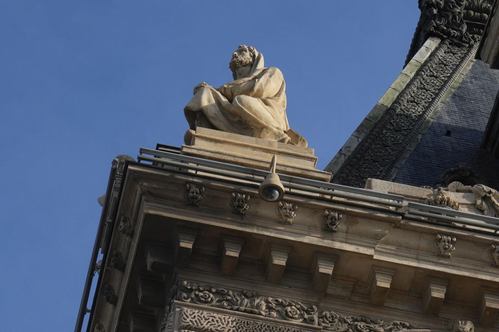 Die Polizei hofft die Louvre-Einbrecher dank zahlreicher Spuren zu fassen (Archivbild). - Foto: Thibault Camus/AP/dpa