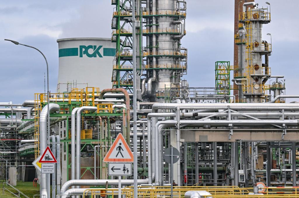 Deutsche Rosneft-Beteiligungen wie die PCK-Raffinerie dürften nach Einschätzung der Regierung nicht unter die Sanktionen fallen. (Archivbild) - Foto: Patrick Pleul/dpa