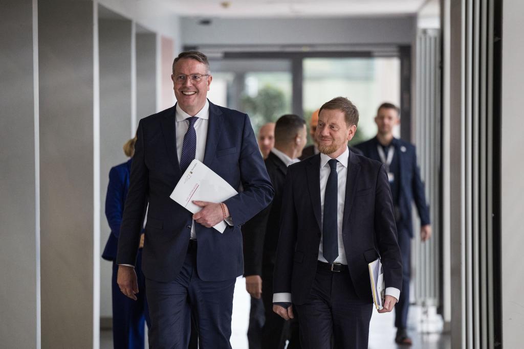 Der Vorsitzende der Ministerpräsidentenkonferenz Alexander Schweitzer (SPD) und sein Vize, Michael Kretschmer (CDU) sehen sich als «Möglichmacher». - Foto: Hannes P. Albert/dpa