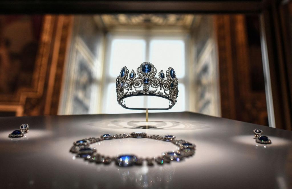 Ein Teil der Louvre-Juwelen wird laut einem Medienbericht nun in 26 Metern Tiefe aufbewahrt. (Symbolbild) - Foto: Stephane De Sakutin/AFP/dpa