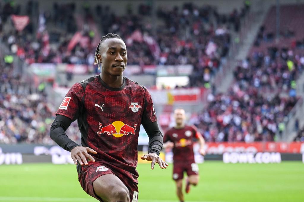 Der 18-jährige Yan Diamonde jubelt nach seinem ersten Bundesliga-Tor. - Foto: Harry Langer/dpa