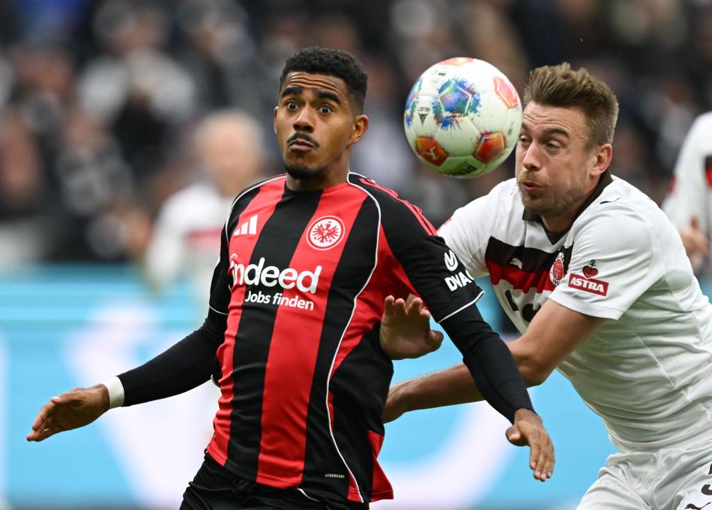 Lieferten sich ein umkämpftes Duell: Eintracht Frankfurt um Ansgar Knauff (l) und der FC St. Pauli um Hauke Wahl (r). - Foto: Arne Dedert/dpa