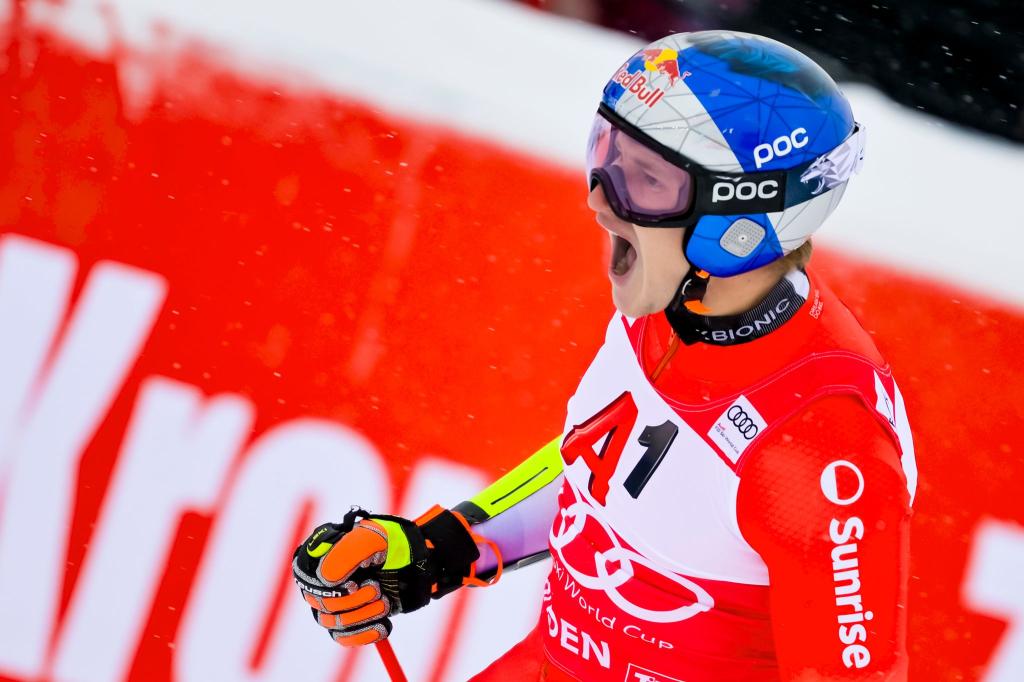 Feierte in Sölden seinen 46. Weltcup-Sieg: Marco Odermatt. - Foto: Gian Ehrenzeller/KEYSTONE/dpa