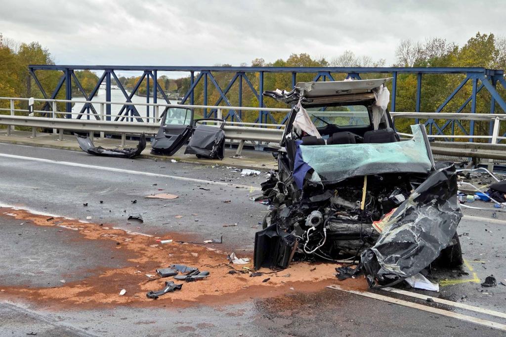 Ein Mann schwebt nach dem Unfall weiter in Lebensgefahr, eine Frau ist schwer verletzt. - Foto: Christian Brahmann/dpa