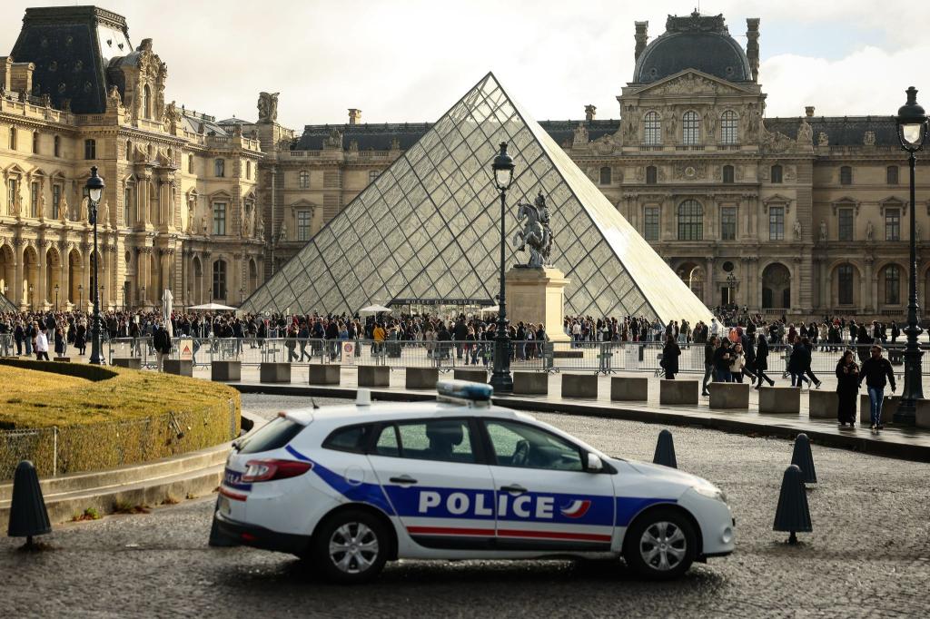 Auch nach der Festnahme von zwei Verdächtigen fehlt noch immer die Beute des spektakulären Kunstraubs im Pariser Louvre. - Foto: Thomas Padilla/AP/dpa
