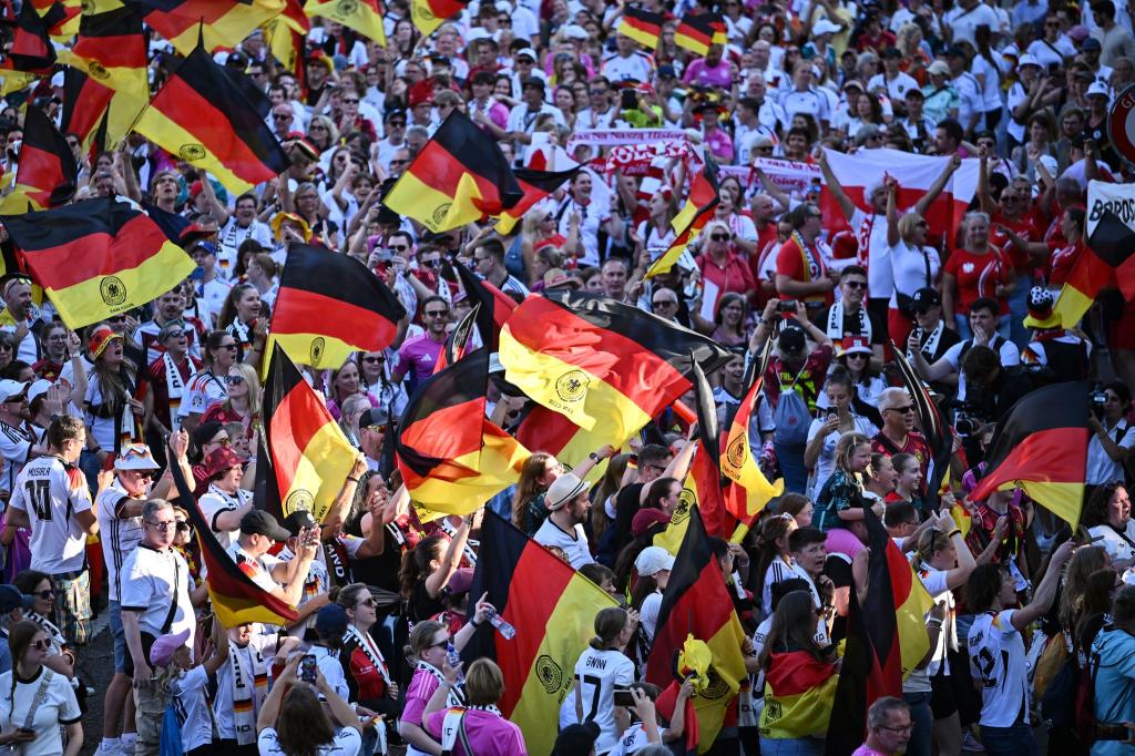 Die WM-Tickets sind laut FIFA in Deutschland begehrt. (Archivbild) - Foto: Sebastian Gollnow/dpa