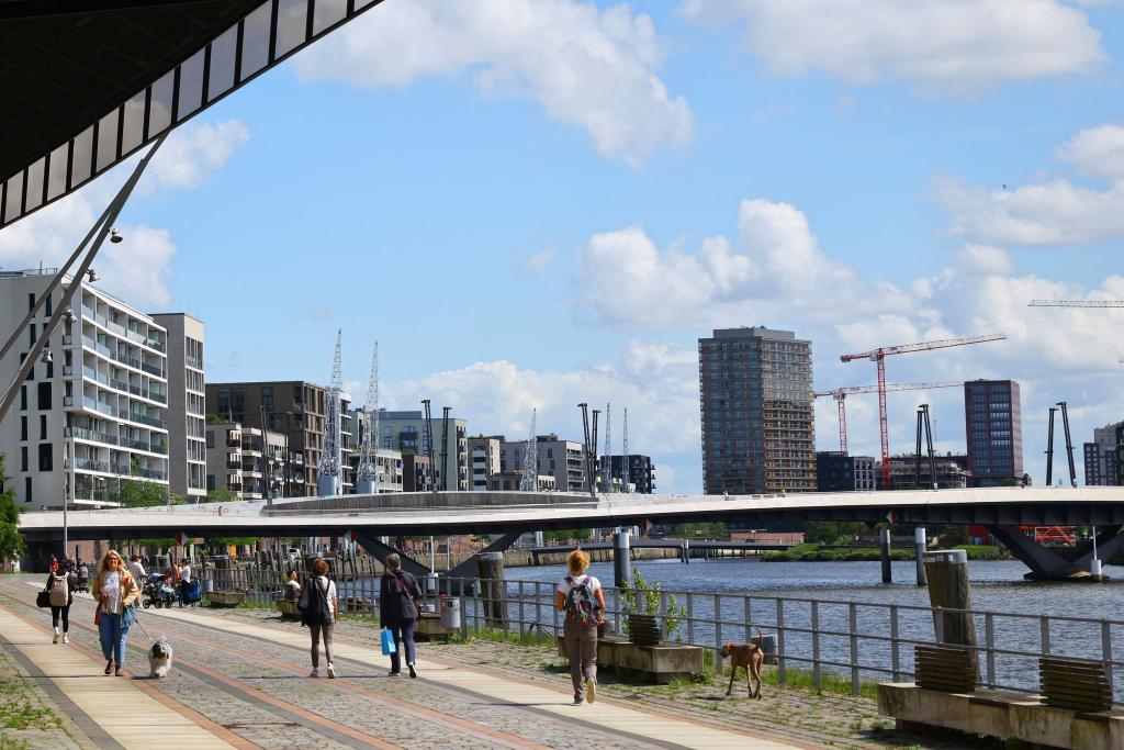 Laut einer Umfrage sind Menschen in Hamburg am zufriedensten. (Symbolbild) - Foto: Christian Charisius/dpa