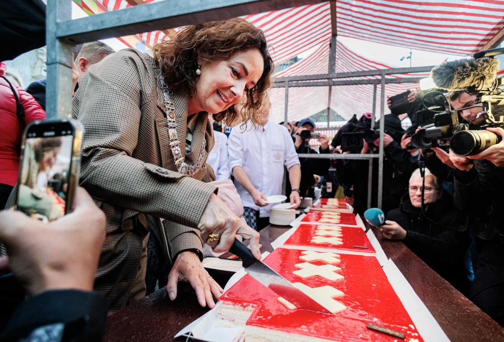 Amsterdams Bürgermeisterin Femke Halsema schneidet die lange Torte an. - Foto: Ramon Van Flymen/ANP/dpa