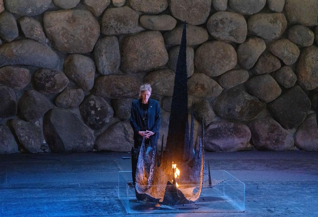 Prien besuchte die Gedenkstätte Yad Vashem. - Foto: Ilia Yefimovich/dpa