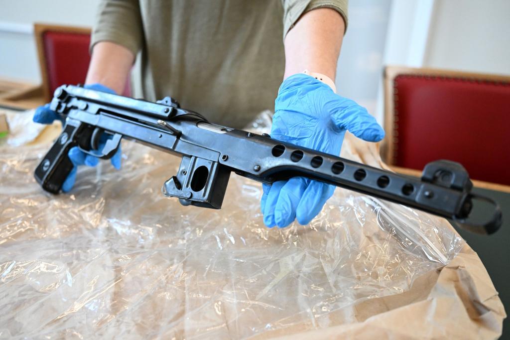Die Polizei präsentierte sichergestellte Waffen. - Foto: Federico Gambarini/dpa