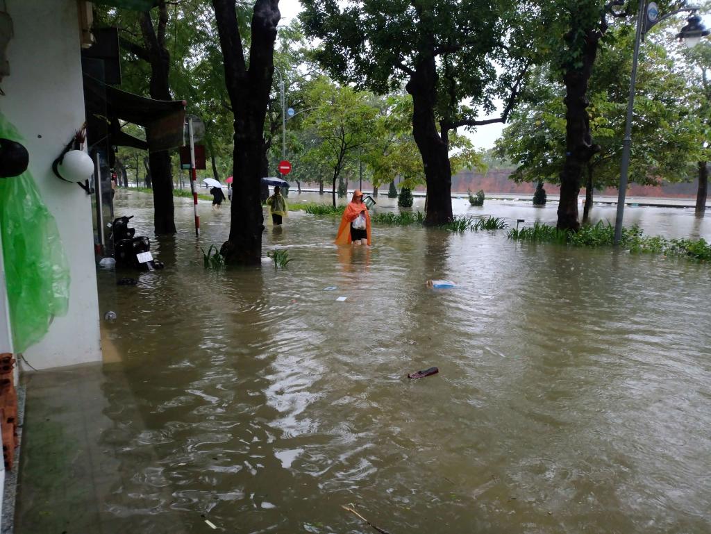 Viele Straßen in Hue standen unter Wasser. - Foto: Hoang Le Y Minh/dpa