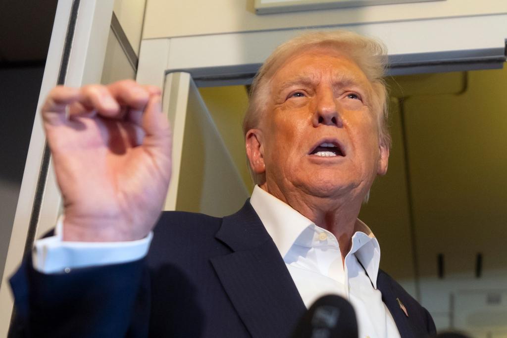 In den vergangenen Monaten hatte es immer wieder Spekulationen über den Gesundheitszustand des US-Präsidenten gegeben. - Foto: Mark Schiefelbein/AP/dpa