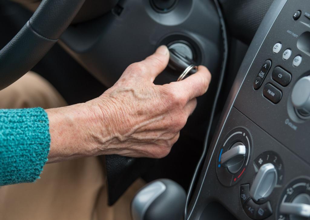 Eine Studie hat herausgefunden, was Ursachen für Verkehrsunfälle Älterer sind. (Symbolbild) - Foto: Patrick Pleul/dpa-Zentralbild/dpa