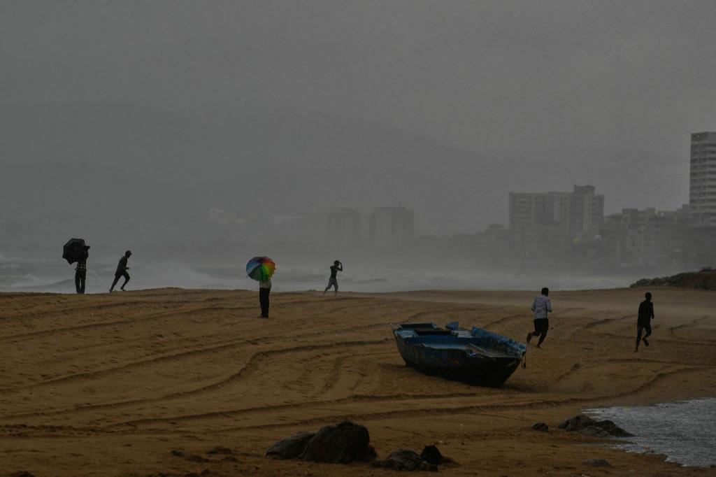 Die Vorläufer eines schweren Zyklons sind schon zu spüren, Zehntausende Menschen bringen sich in Sicherheit. - Foto: Mahesh Kumar A./AP/dpa