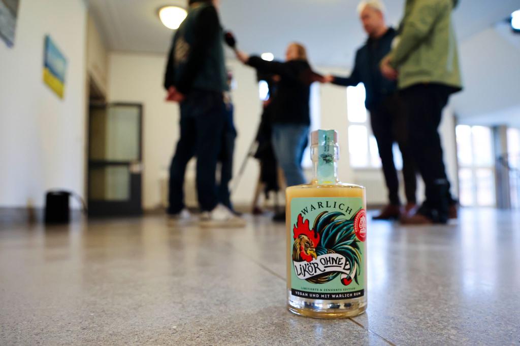 In einer Sonderedition ist der letzte Buchstabe bei «Likör ohne Ei» noch durch eine Hahnenfeder verdeckt. Jetzt erlaubt das Urteil wieder den ganzen Schriftzug. - Foto: Frank Molter/dpa