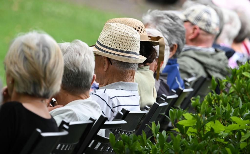 Unmittelbar nach Renteneintritt arbeiten viele Menschen noch weiter. - Foto: Arne Dedert/dpa