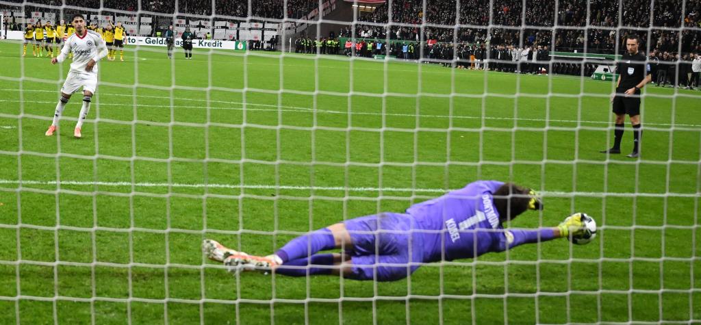 Wird zum Helden: Gregor Kobel im BVB-Tor - Foto: Arne Dedert/dpa