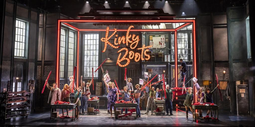 «Kinky Boots» erzählt die Geschichte von Charlie Price, der die angeschlagene Schuhfabrik seines toten Vaters erbt. - Foto: Johan Persson/ATG Entertainment/dpa