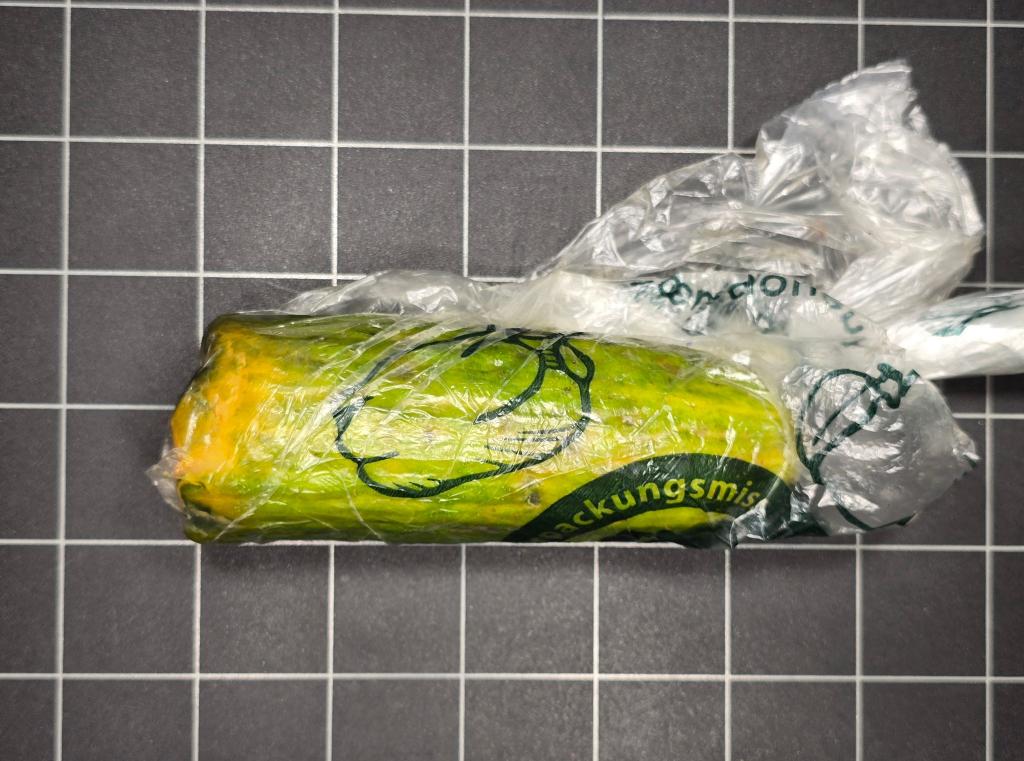 Der Vater der Frau nahm das Paket mit der Gurke an und bezahlte. - Foto: Polizei Sulzbach-Rosenberg/dpa