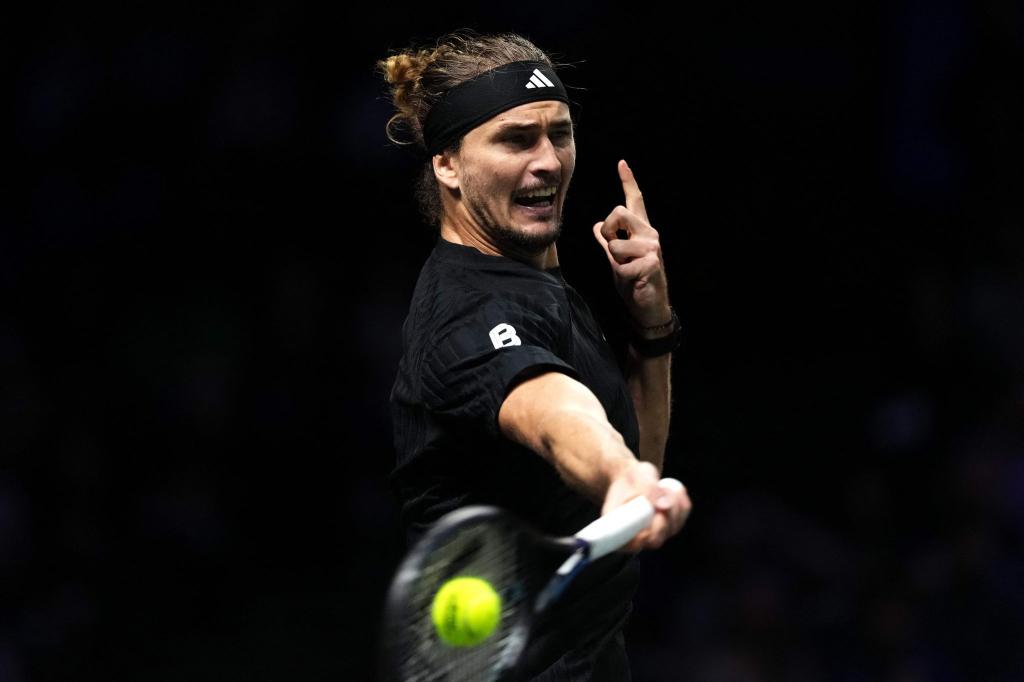 Alexander Zverev tat sich in seinem Auftaktmatch in Paris schwer. - Foto: Dimitar Dilkoff/AFP/dpa