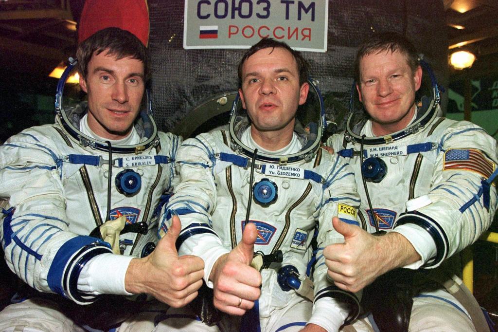 Die Crew, die als erste die Internationale Raumstation ISS bewohnte: US-Astronaut Bill Shepherd (l-r) und die russischen Kosmonauten Juri Gidsenko und Sergej Krikaljow, heben die Daumen vor ihrer Sojus-Rakete. (Archivbild) - Foto: REUTERS POOL/epa/dpa
