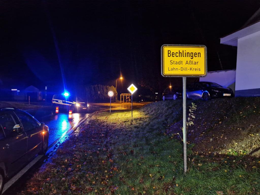 Ein 29-Jähriger soll beim Versuch, vor einer Polizeikontrolle zu fliehen, direkt auf einen Polizisten zugefahren sein. Der Beamte griff zur Waffe. - Foto: Andreas Trojak/wirSiegen.de/dpa