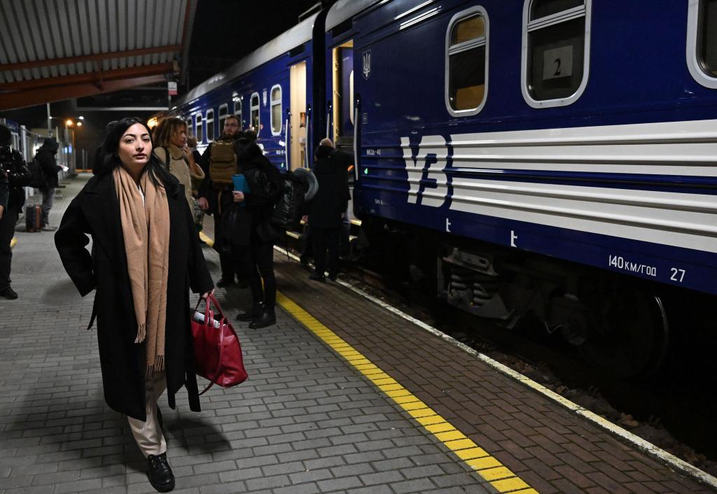 Reem Alabali Radovan (SPD), Bundesministerin für wirtschaftliche Zusammenarbeit und Entwicklung, steht auf ihrer Reise nach Kiew am Bahnsteig in Polen. - Foto: Hendrik Schmidt/dpa