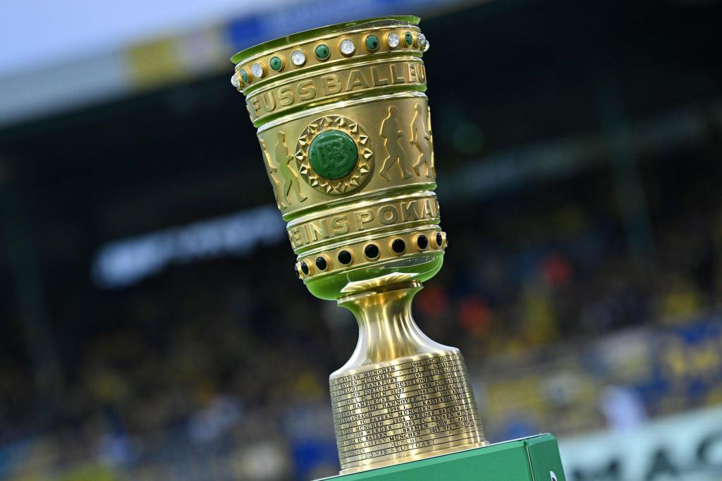 Die begehrte Trophäe im DFB-Pokal - Foto: Swen Pförtner/dpa