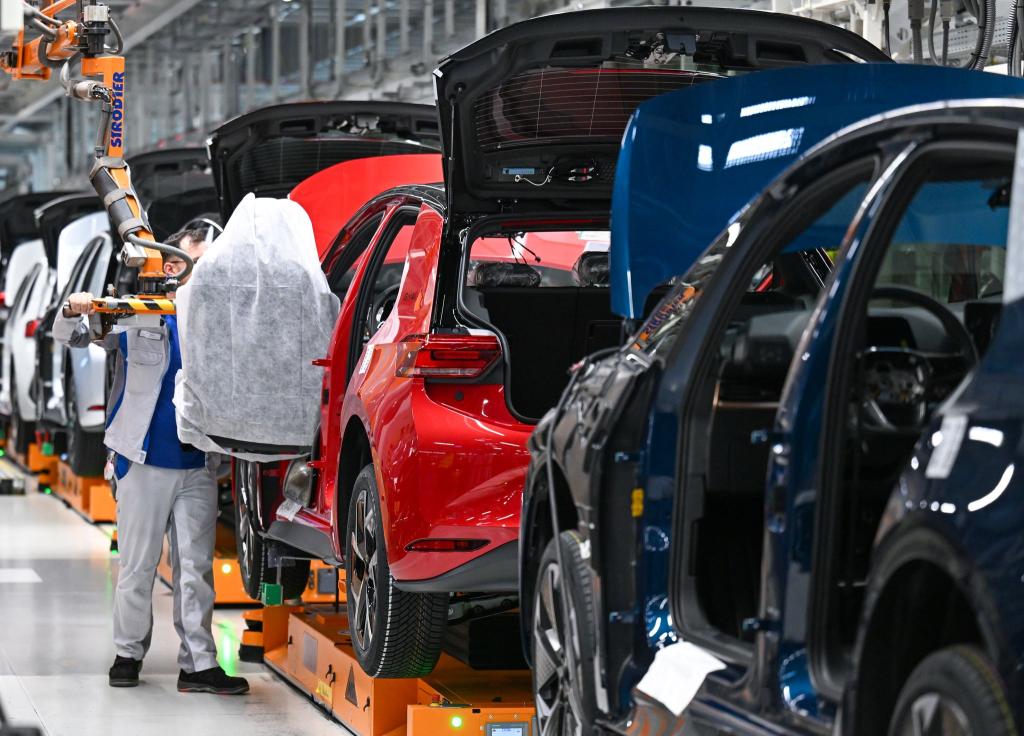 Die Produktion bei VW läuft auch nächste Woche weiter. (Archivbild) - Foto: Hendrik Schmidt/dpa