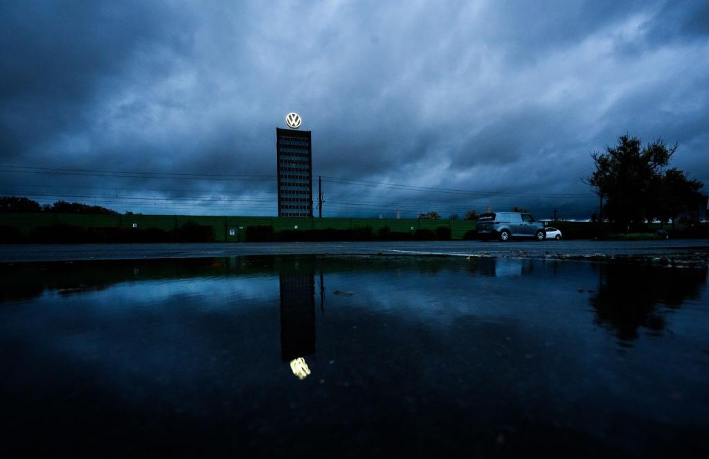VW in Wolfsburg rutscht in die roten Zahlen - wegen der Probleme bei Porsche. (Archivbild) - Foto: Julian Stratenschulte/dpa