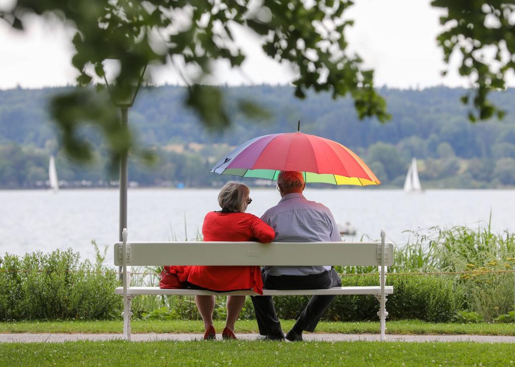 Gemeinsam positive Momente zu teilen hilft der Gesundheit. (Symbolbild) - Foto: Thomas Warnack/dpa