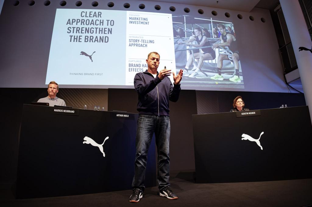 Beim Sportartikelhersteller Puma wird mit dem eisernen Besen gekehrt. - Foto: Daniel Löb/dpa