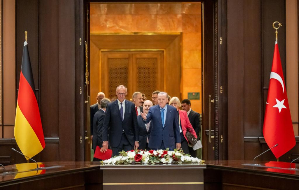 Bundeskanzler Friedrich Merz kommt neben Recep Tayyip Erdoğan, Präsident der Türkei, zu einem Gespräch im Präsidentenpalast. - Foto: Michael Kappeler/dpa