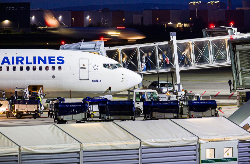 Ankunft in der niedersächsischen Landeshauptstadt: In Hannover ist ein Flieger aus Istanbul gelandet. - Foto: Moritz Frankenberg/dpa