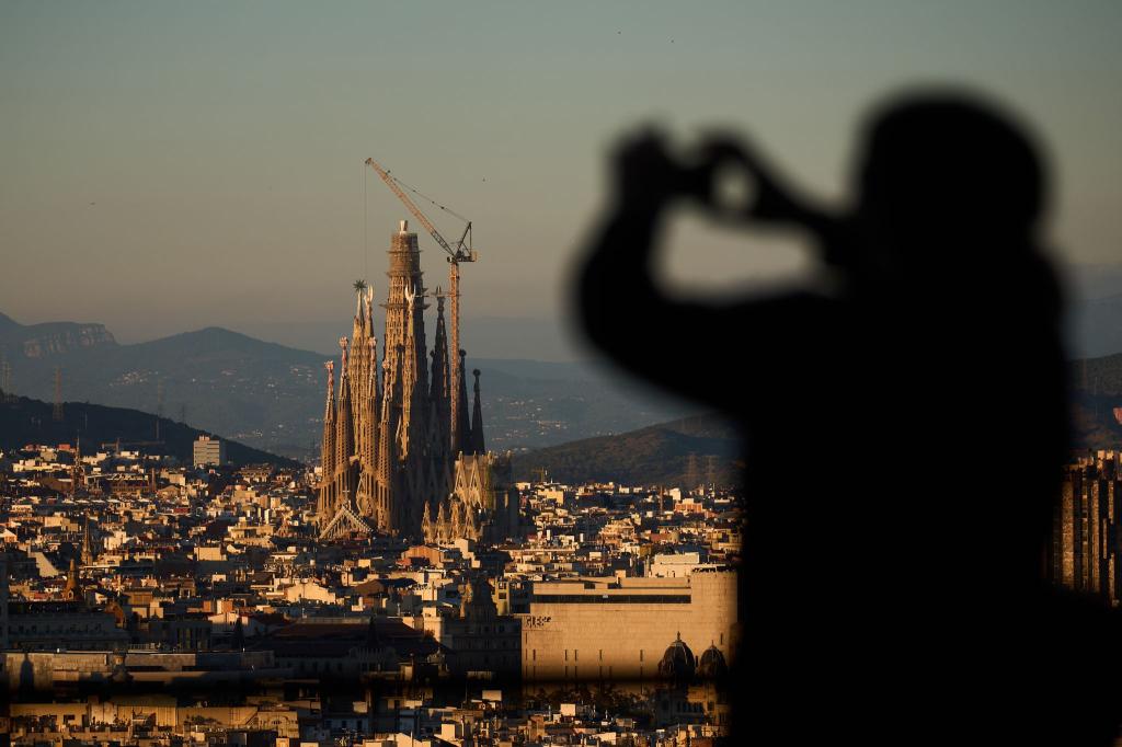 Mit einem neuen Kreuzsegment überragt die Basilika in Barcelona erstmals das Ulmer Münster. - Foto: Emilio Morenatti/AP/dpa