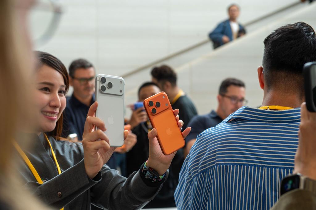 Das iPhone Pro gibt es in diesem Jahr erstmals in der Farbe Orange. - Foto: Andrej Sokolow/dpa