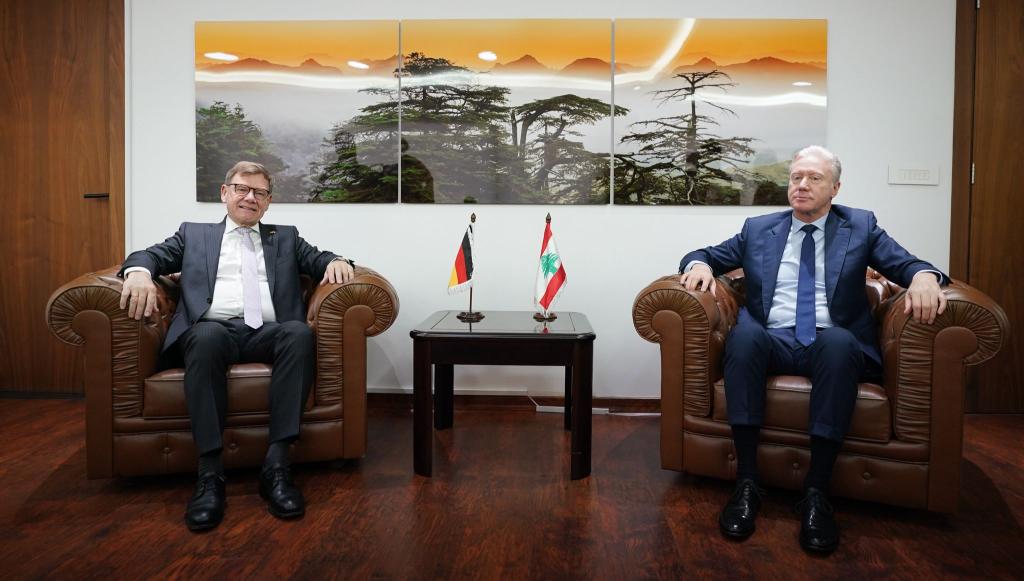 Außenminister Johann Wadephul (l, CDU) setzt seine Nahostreise im Libanon fort. In der Hauptstadt Beirut traf er seinen Amtskollegen Jussef Radschi. Unter anderem geht es um die Entwaffnung der Schiiten-Miliz Hisbollah. - Foto: Marcus Brandt/dpa