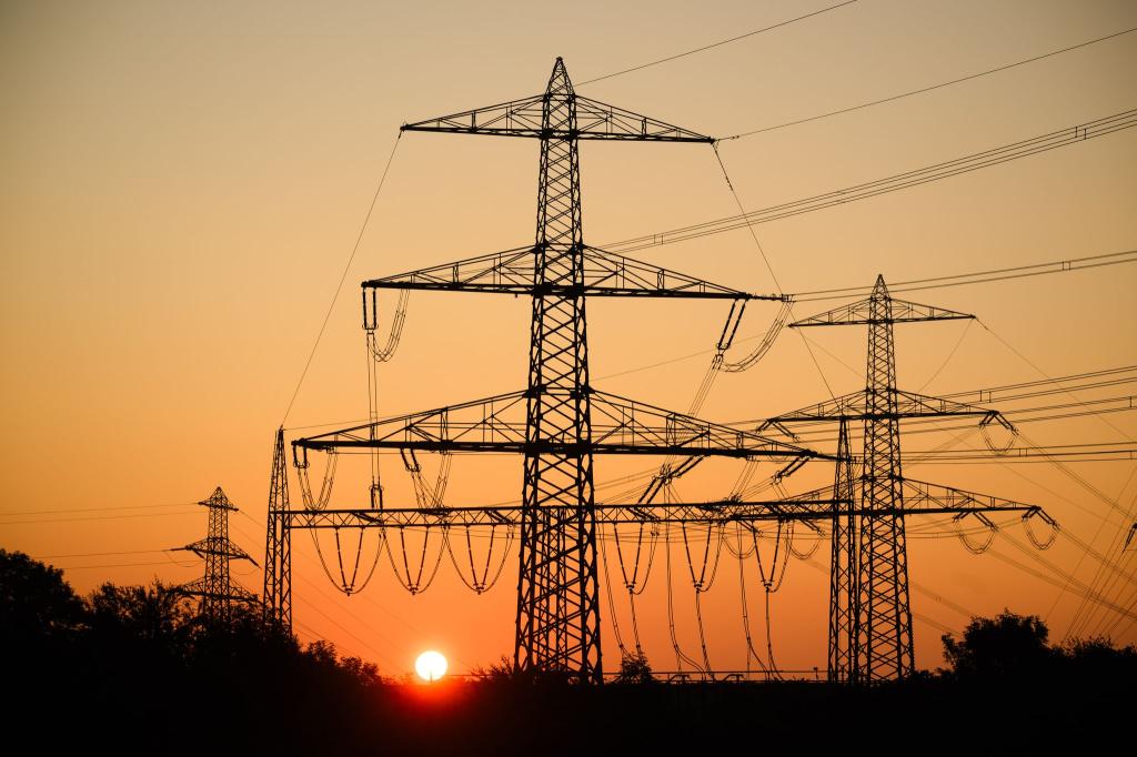 Stromkunden können mit Entlastung bei Netzentgelten rechnen (Archivbild). - Foto: Julian Stratenschulte/dpa
