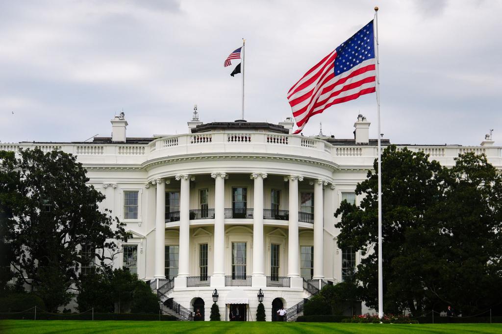 Die US-Regierung schränkt die Bewegungsfreiheit von Journalisten auf dem Gelände des Weißen Hauses weiter ein. - Foto: Julia Demaree Nikhinson/AP/dpa