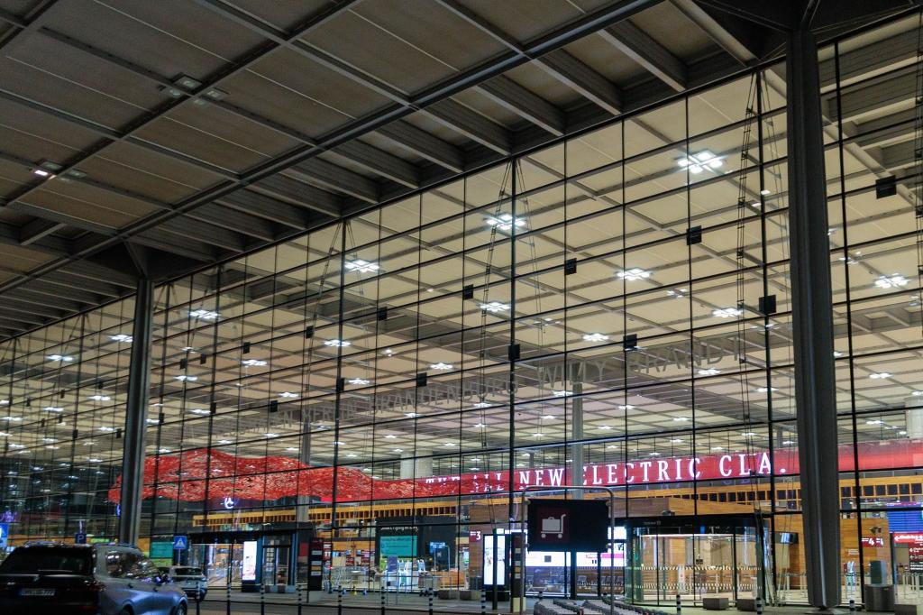 Der Flugverkehr wurde nach der Sichtung für knapp zwei Stunden eingestellt. - Foto: Carsten Koall/dpa