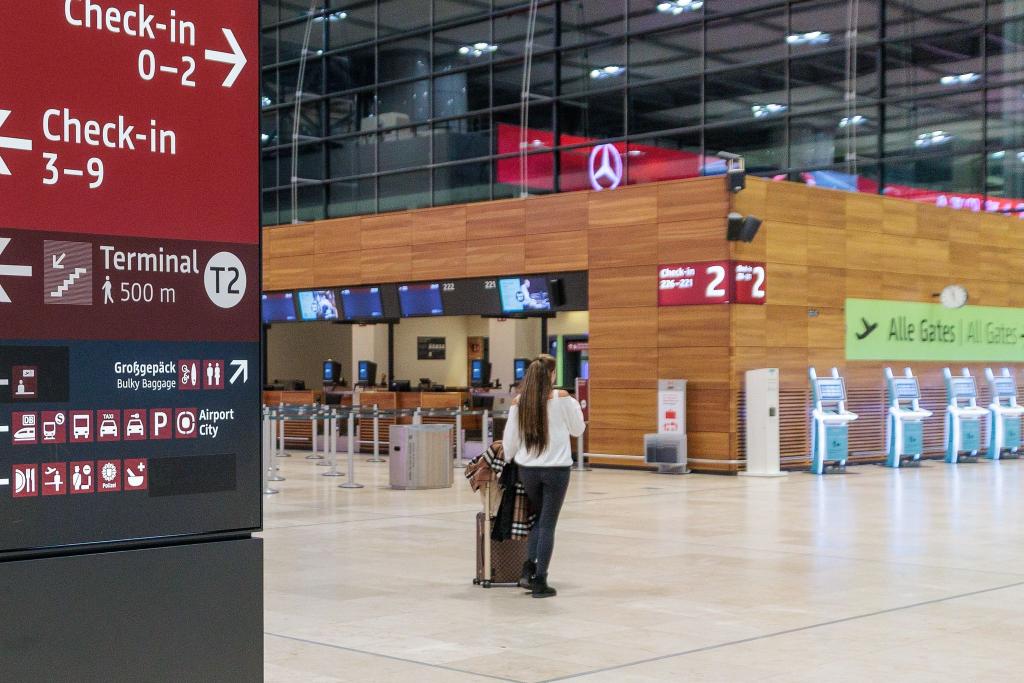 Wegen einer Drohnensichtung wurde der Flugbetrieb am BER zwischenzeitlich eingestellt. - Foto: Carsten Koall/dpa